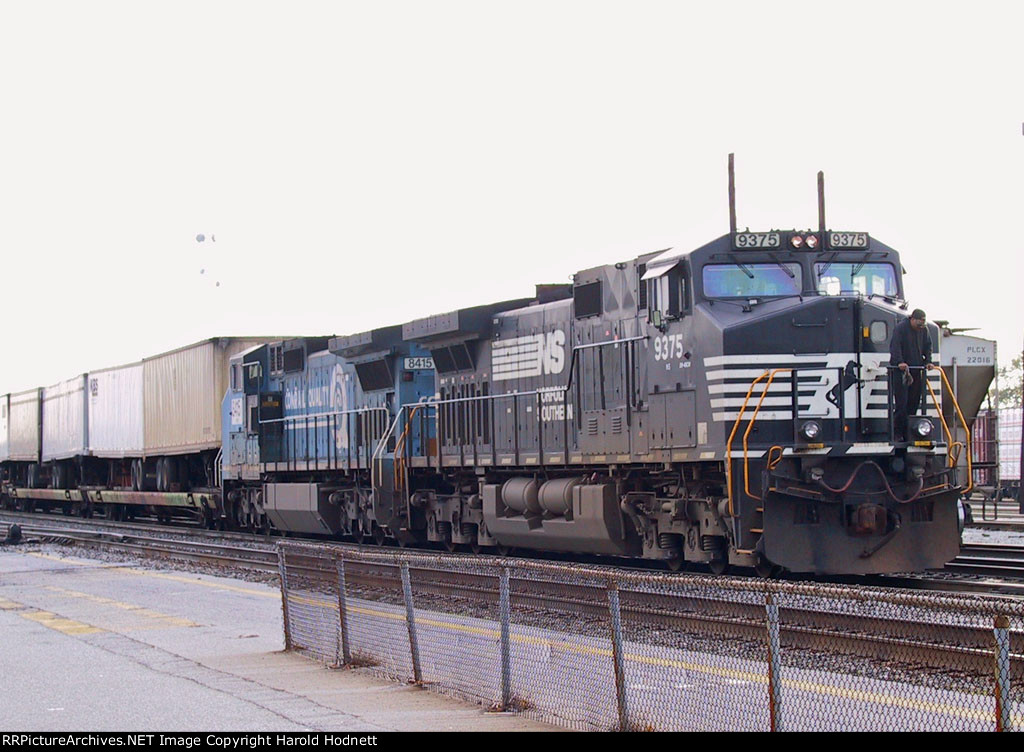 NS 9375 & 8415 bring train 218 to a stop at Pomona tower